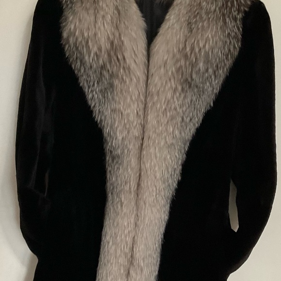 Beautiful mink coat with blue fox collar that runs down. Very warm, light, cozy - Picture 4 of 10